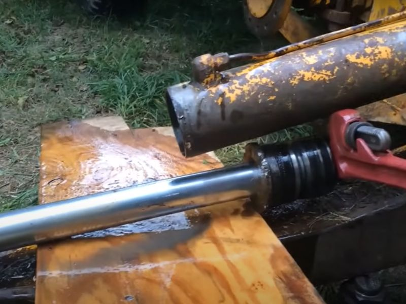 Hogyan lehet eltávolítani a hidraulikus hengert a kotrógépből