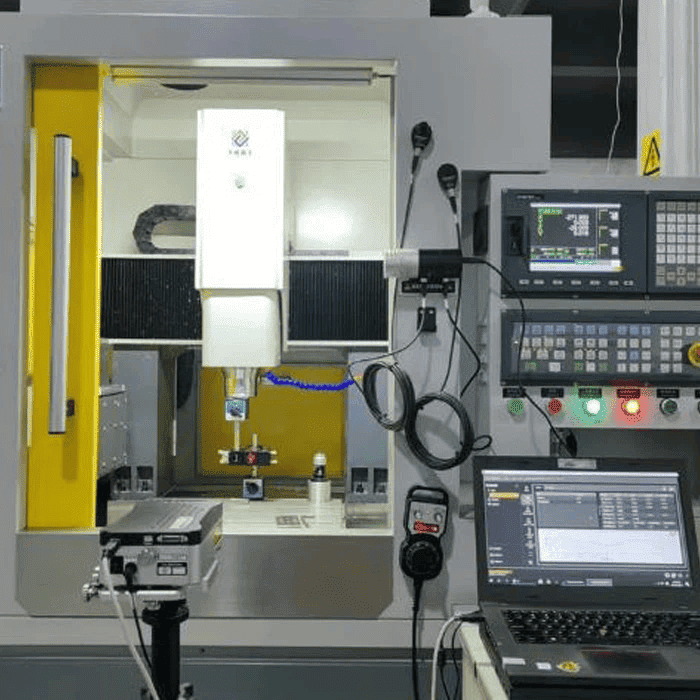 4 tengelyes CNC fa esztergagép